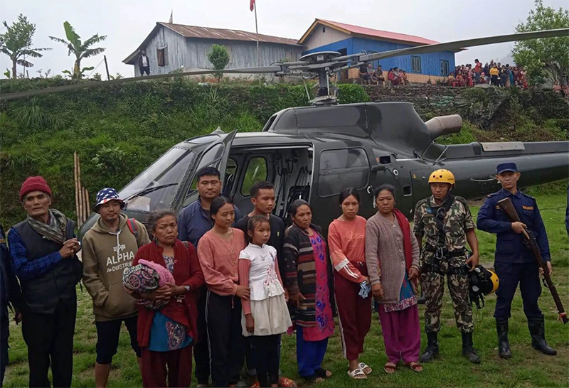 
पहिरोमा फसेका १२ जनाको सेनाको हेलिकोप्टरबाट उद्धार
