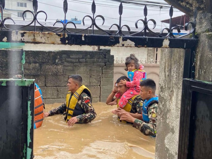 बाढी, डुवान तथा पहिरोबाट प्रभावित व्यक्तिहरुको खोत तथा उद्धार र राहत वितरण